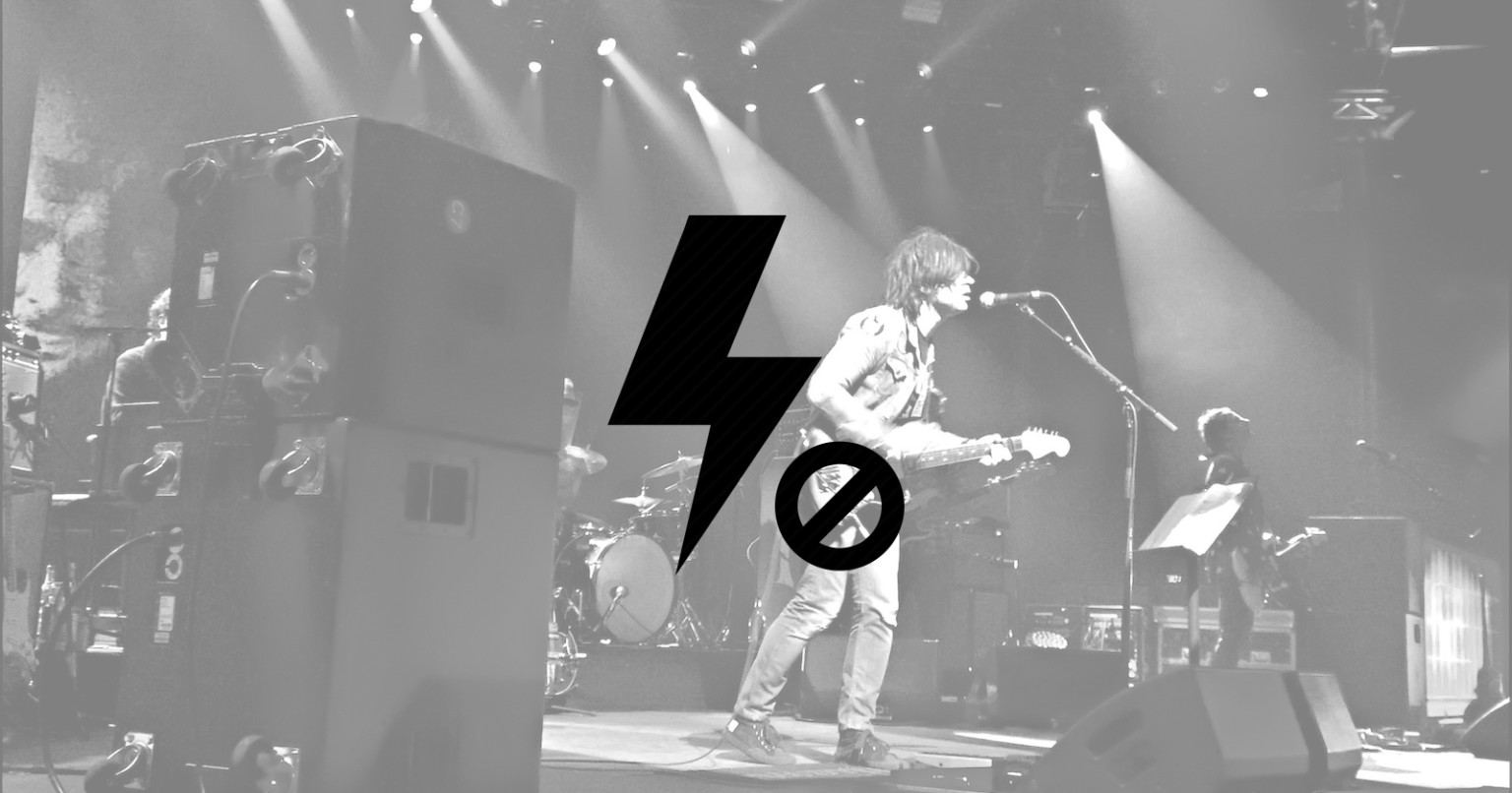 Photographer Flips Off Musician After Being Called Out for Using Flash ...