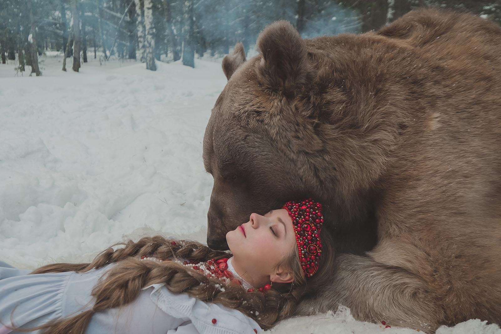 Девушка с медведем фото