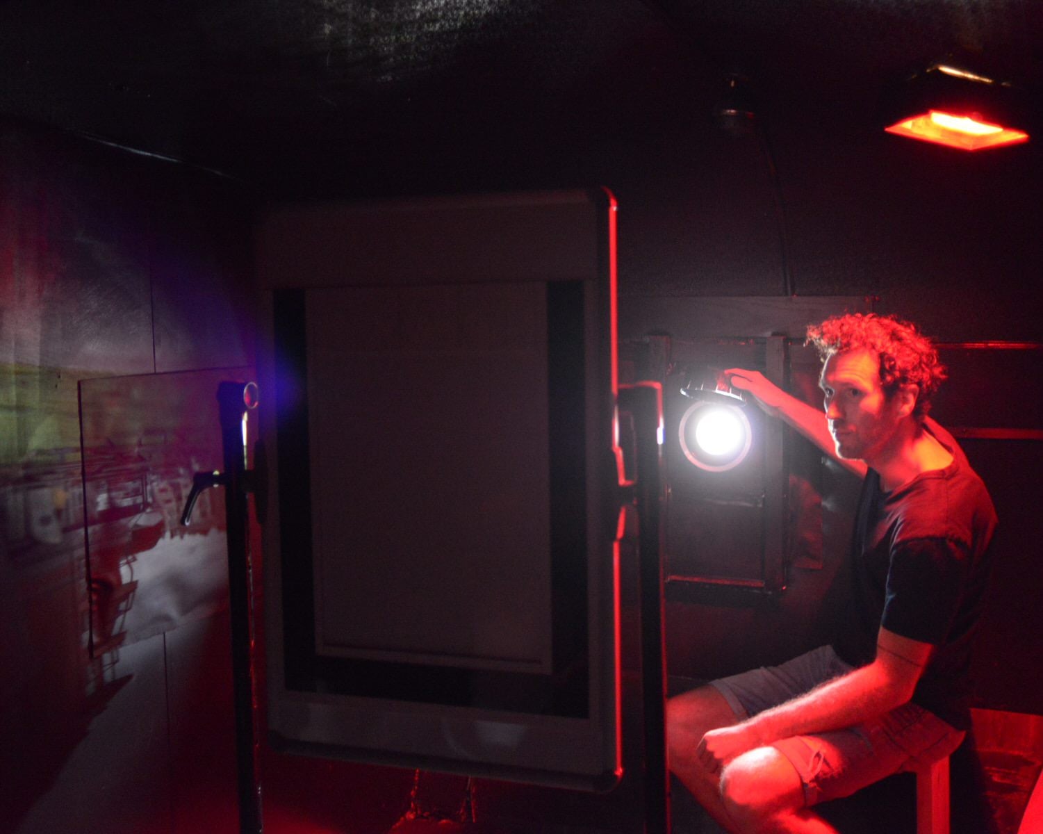 Гигантская зеркалка. Fujifilm gfx 60r. Самый огромный фотоаппарат. Гигант камера мен ава. Большие камеры видеонаблюдения.