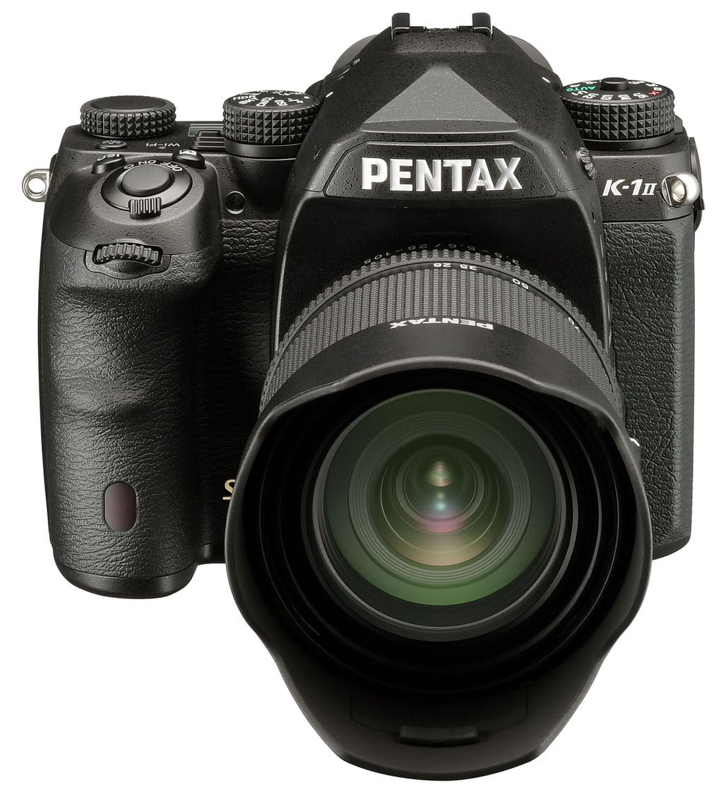 Зеркальная камера Pentax K-1 Mark II на белом фоне