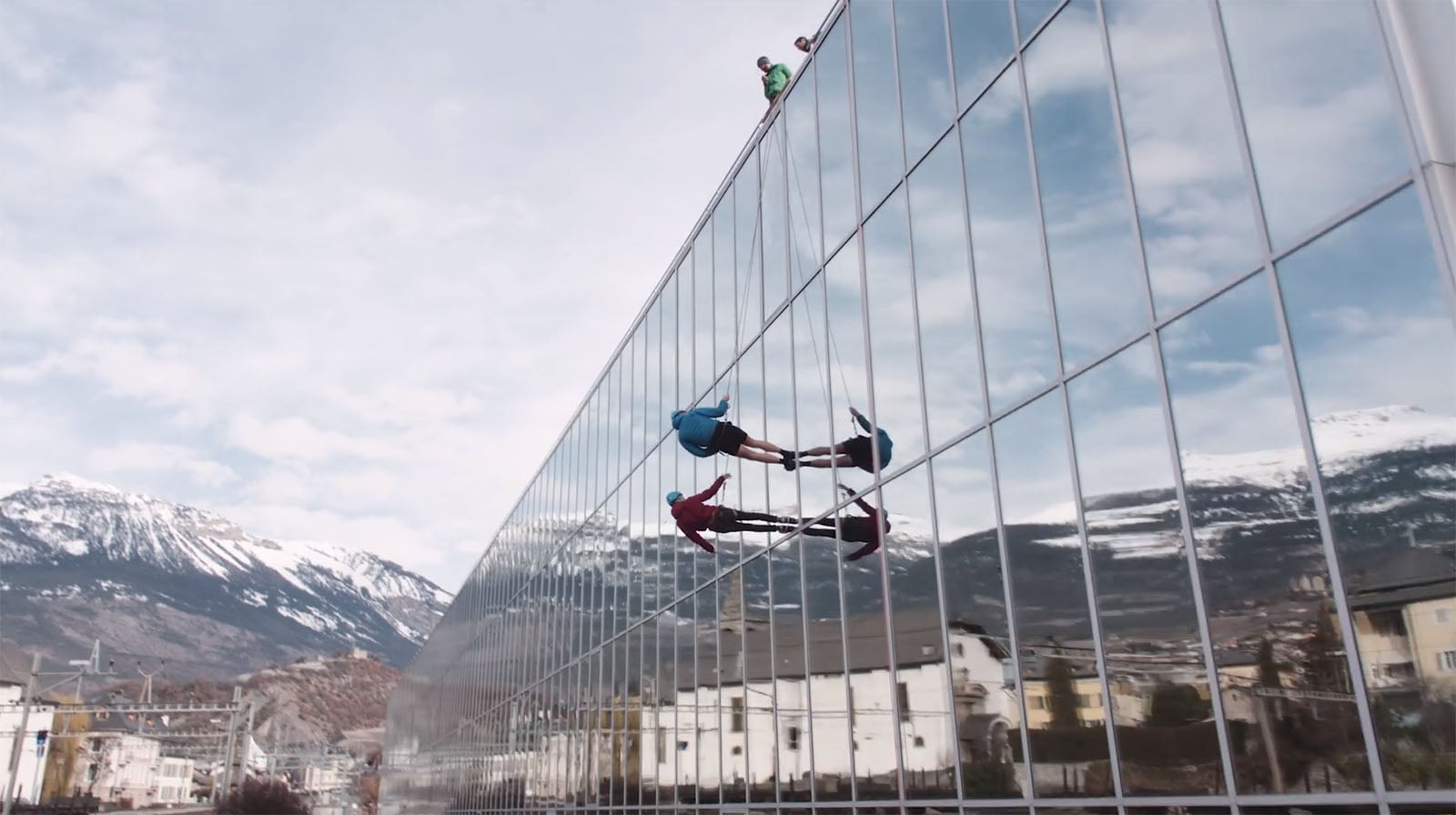 These Students Took a Sideways Class Photo in the Swiss Alps | PetaPixel