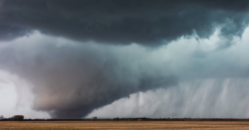 This Picture Shows the Birth of a Tornado | PetaPixel