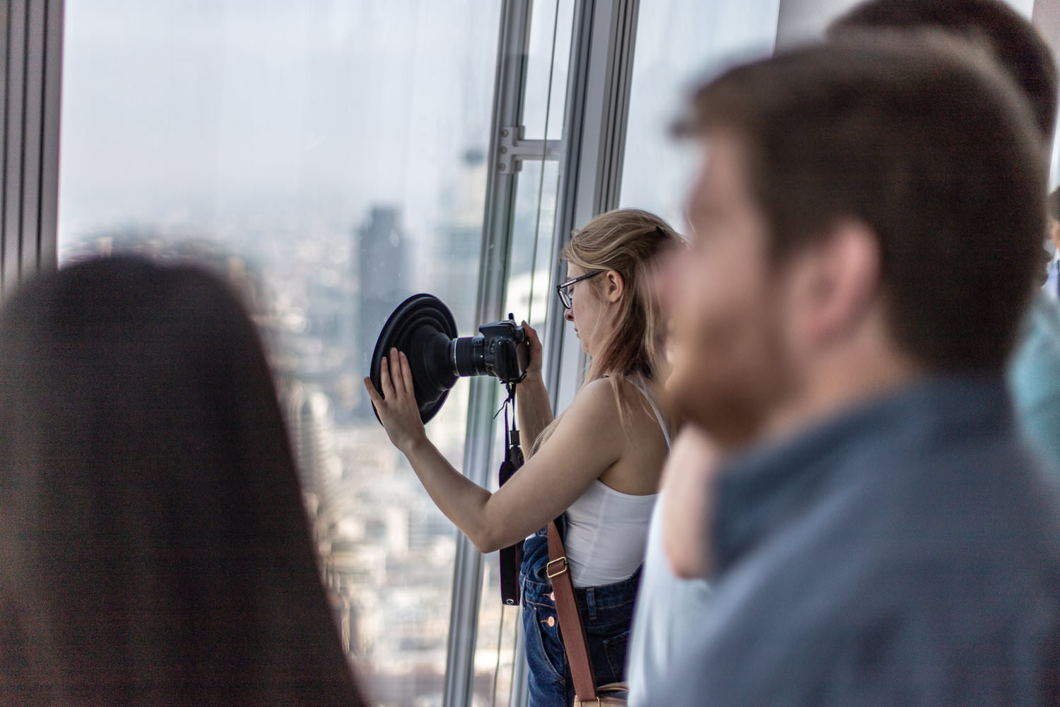 Camera window. Фотосъемка через стекло. Съемка со стеклом. Съёмка через окно. Фотографии через стекло.