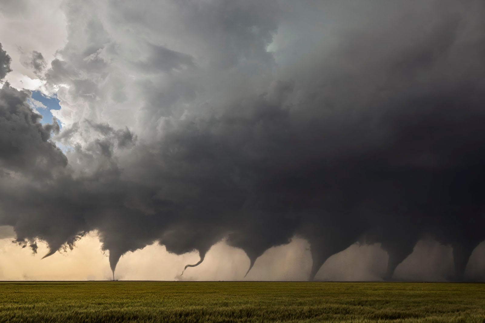 This Picture Shows the Birth of a Tornado | PetaPixel
