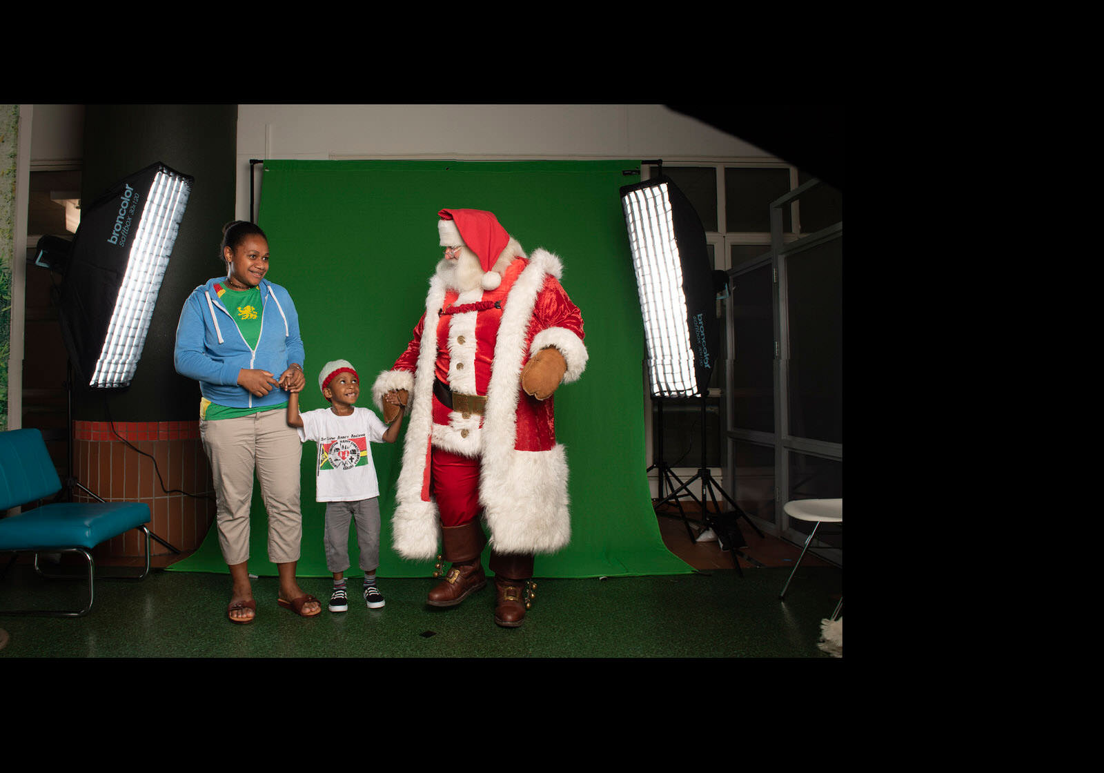 Photographers Visit 200+ Sick Kids in Hospitals for Magical Christmas