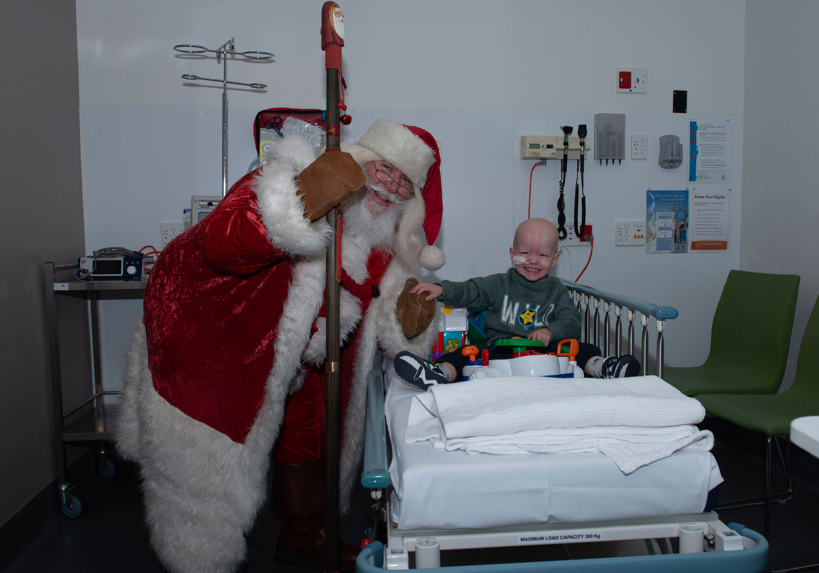 Photographers Visit 200+ Sick Kids in Hospitals for Magical Christmas ...