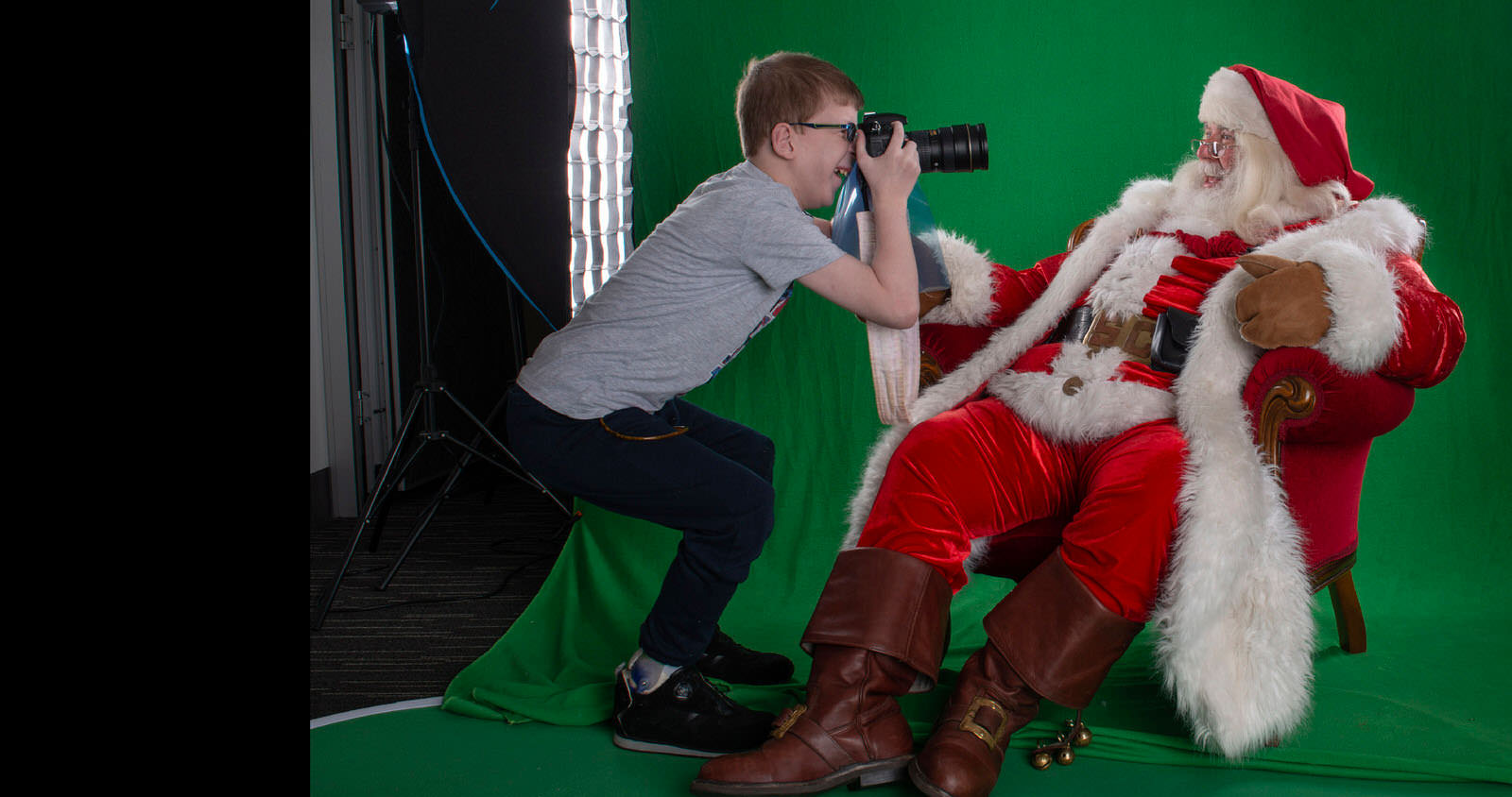 Photographers Visit 200+ Sick Kids in Hospitals for Magical Christmas