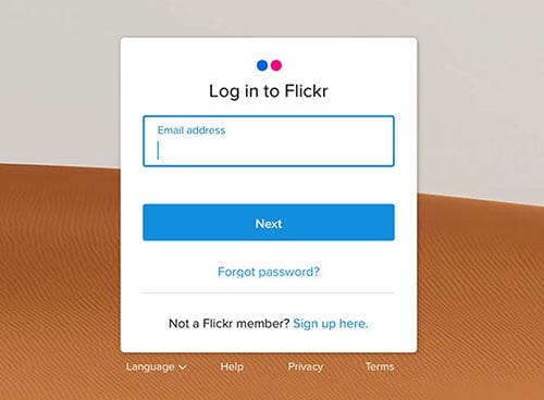 Flickr starts letting users login with Facebook