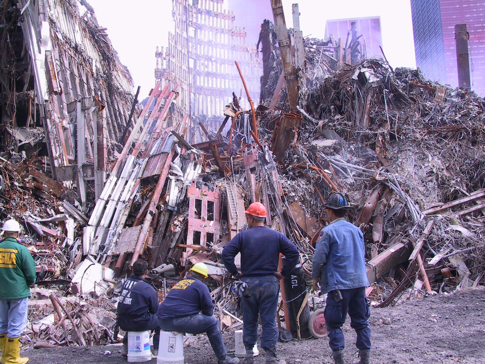 Теракты 11 сентября 2001 года сколько погибших. Башни-Близнецы 11 сентября 2001. Теракт в Нью-Йорке 11 сентября 2001. Жертвы теракта 11 сентября 2001. Башни Близнецы 11 сентября жертвы.
