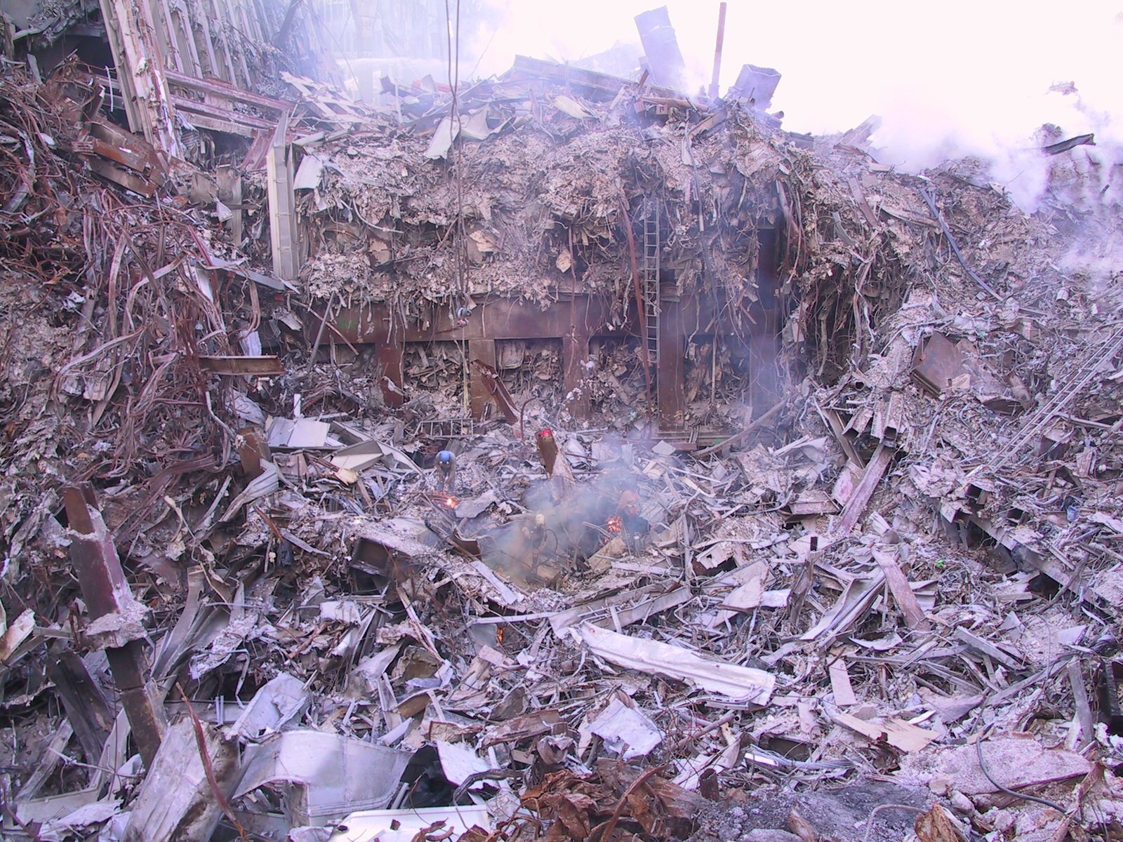 Сколько погибло в башнях. Башни-Близнецы 11 сентября 2001. Тела погибших 11 сентября башни Близнецы. Нью-Йорк башни Близнецы трагедия.