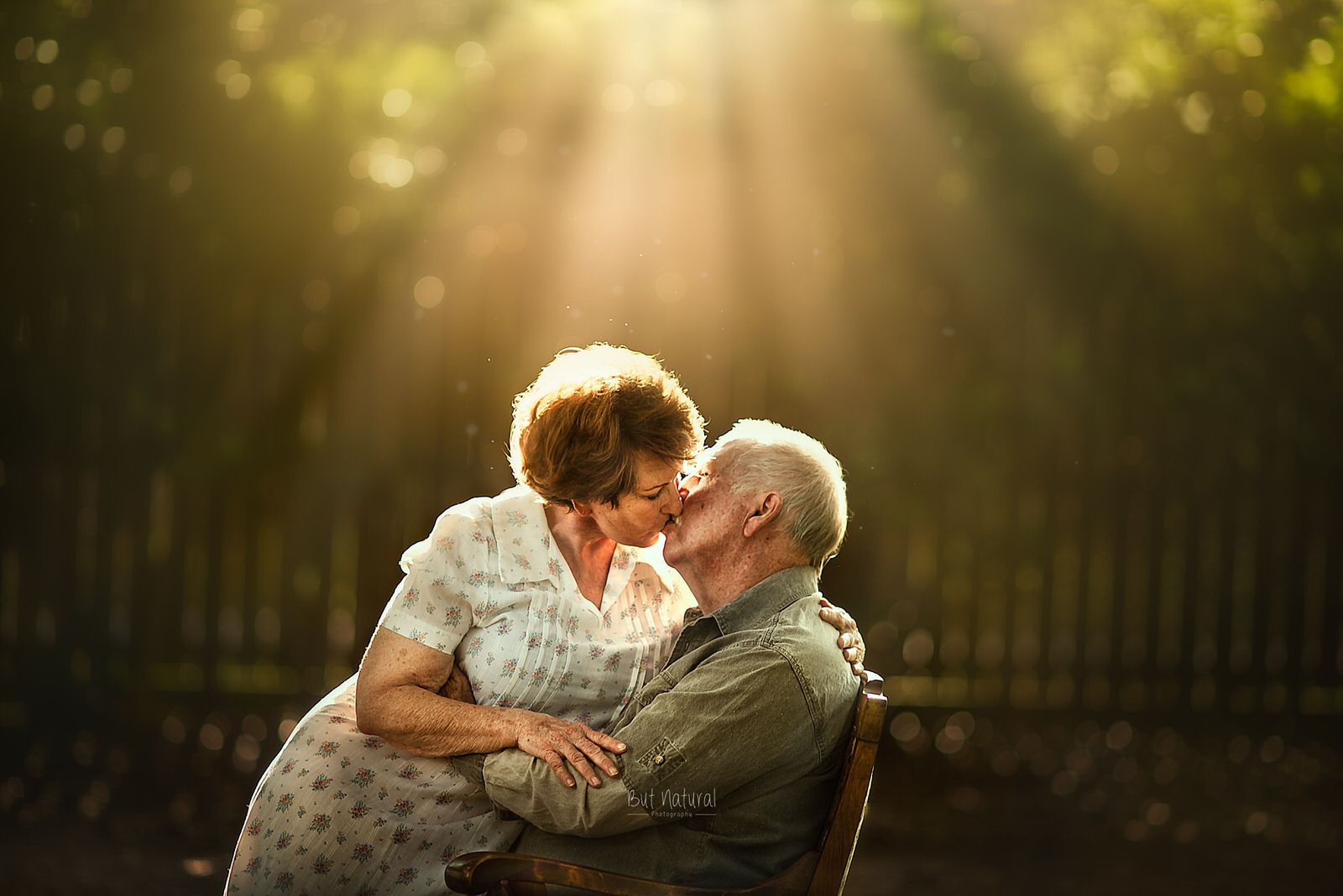 Old couple. Влюбленные старики. Пожилая пара. Пожилая пара любовь. Влюбленная пожилая пара.