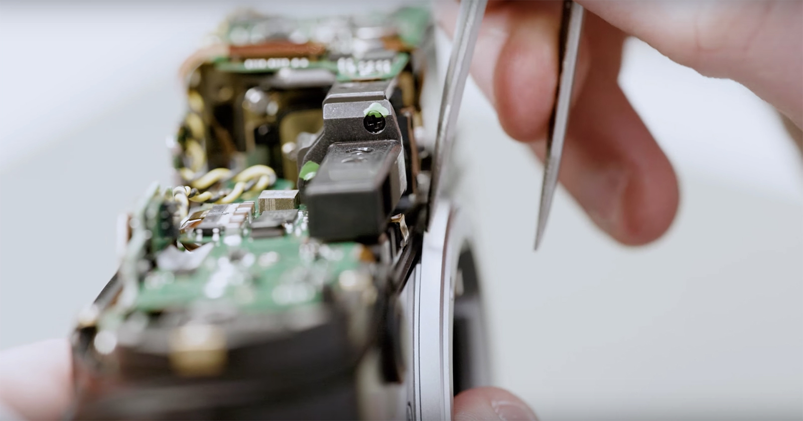 This is How the Leica M10 is Made