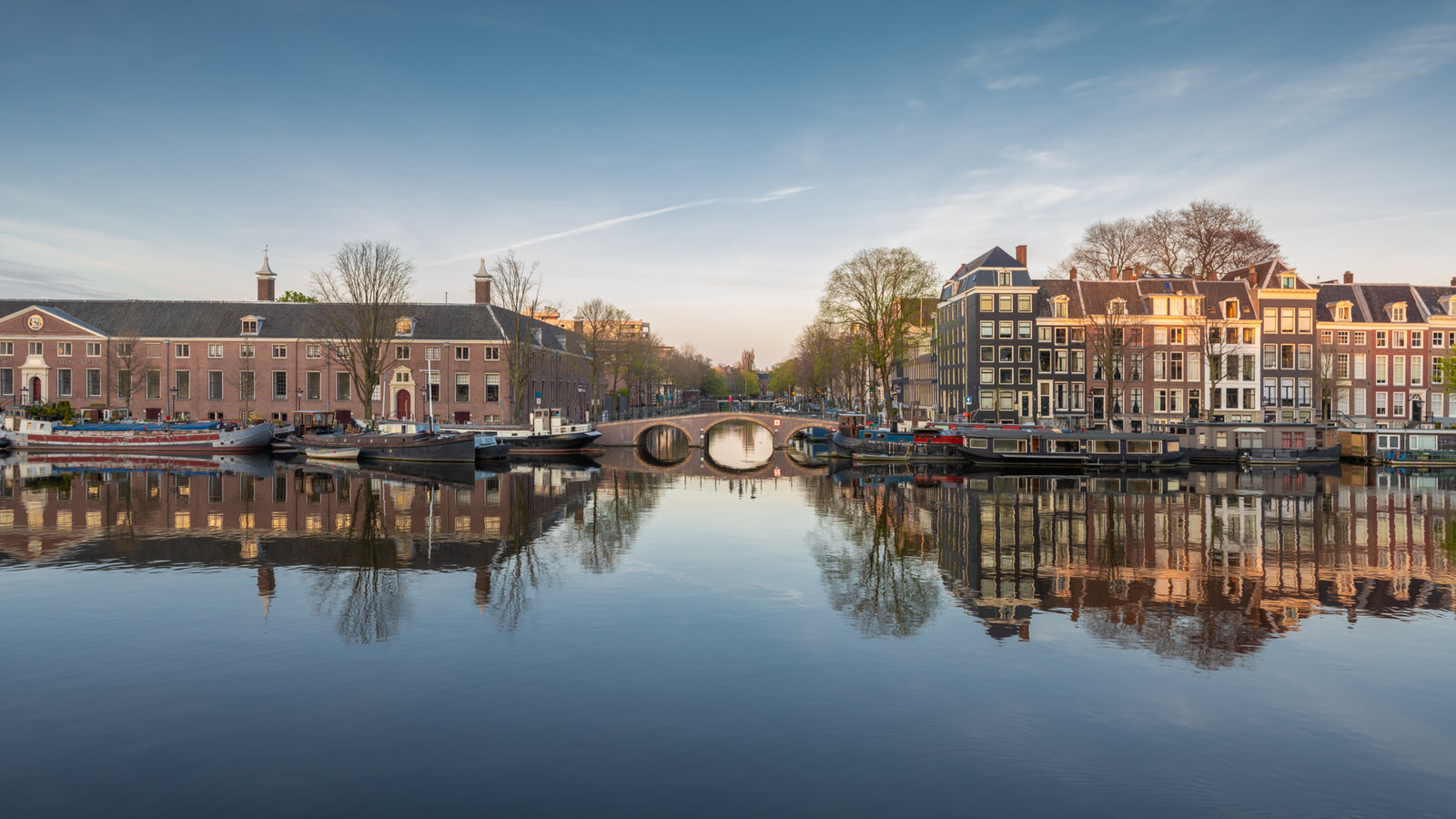 Photos Of Empty Amsterdam Canals Creating Perfect Mirrors PetaPixel 846d71 4a10d730dae2484097f3de4404a2a244 Mv2