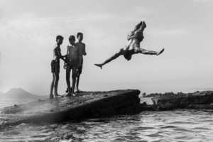 Gorgeous B&W Photos of Tunisian Kids Growing Up with the Sea | PetaPixel