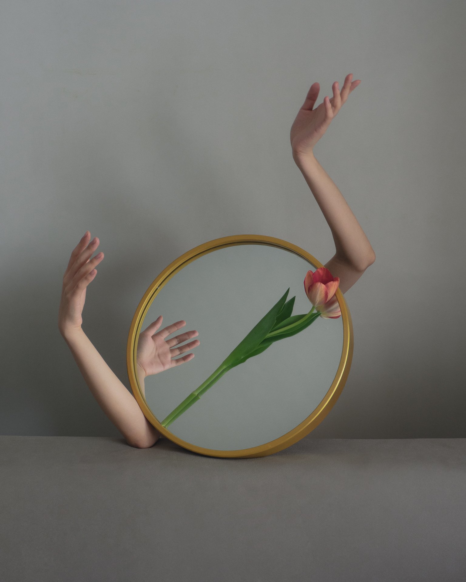 These Elegant SelfPortraits are a Masterclass in Minimalist(02)