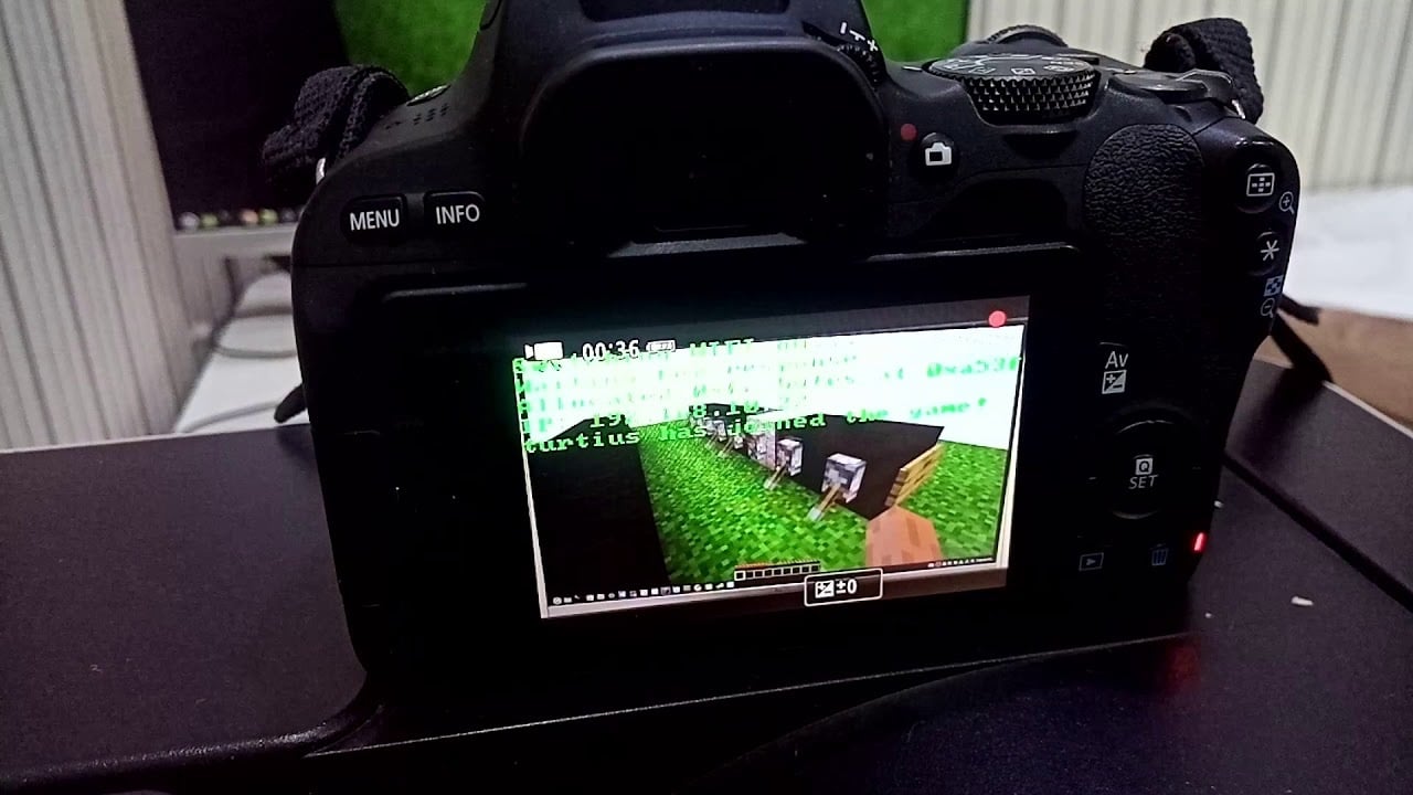 This Man Received a Minecraft Server Operating on His Canon DSLR