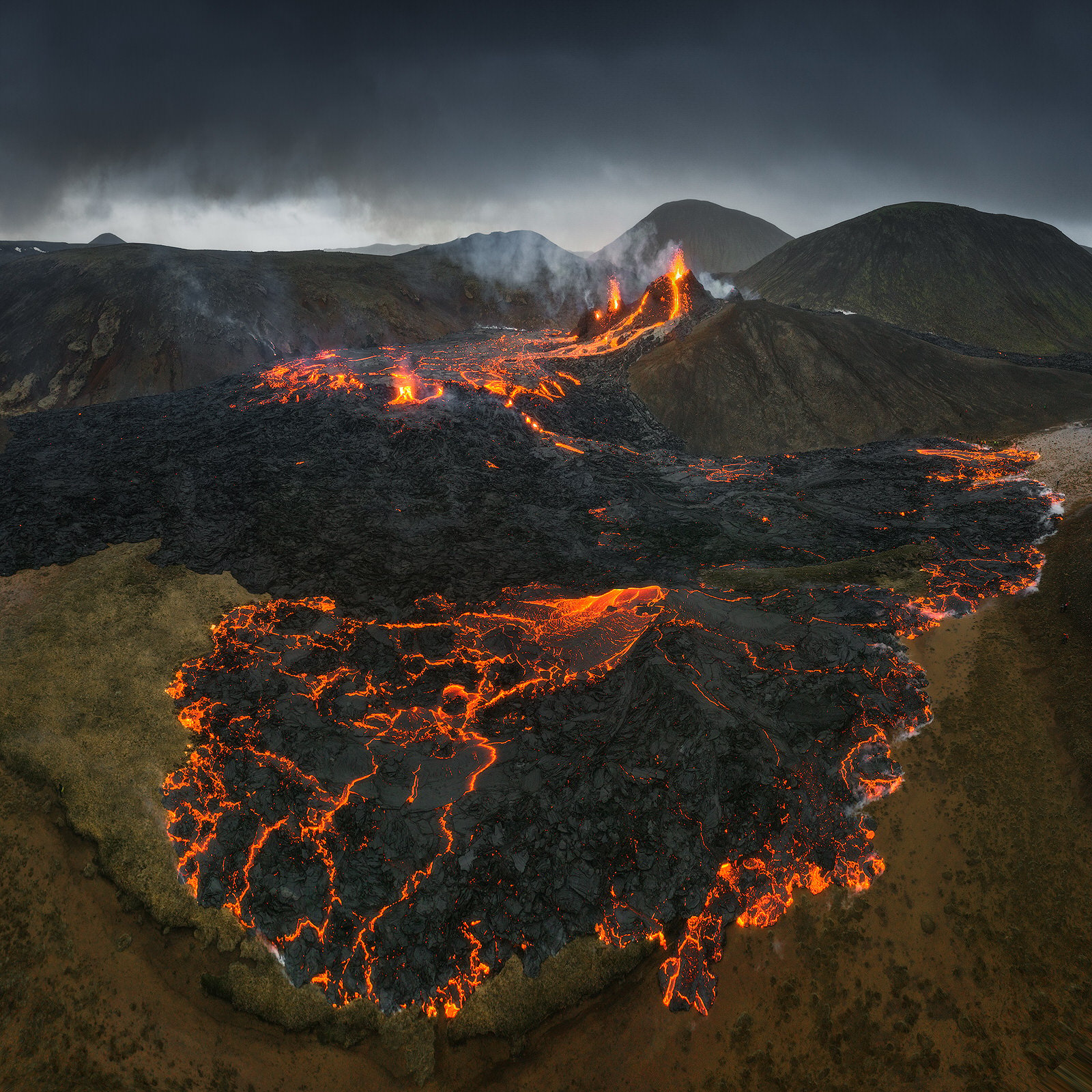 I Captured The Iceland Volcano Eruption From Up Close Petapixel