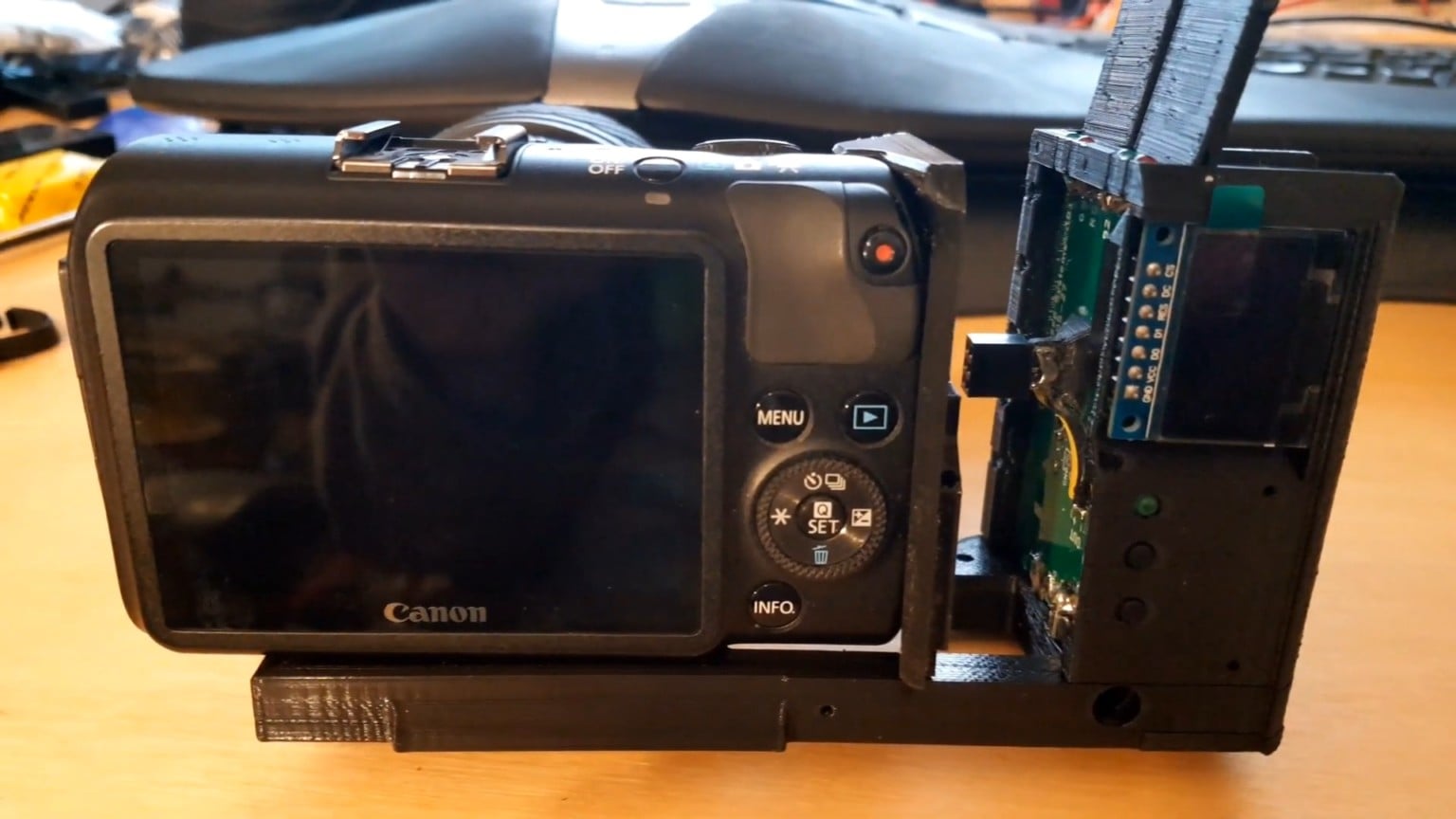 Engineer Builds a DIY HotSwappable Battery Grip for His Canon EOS M
