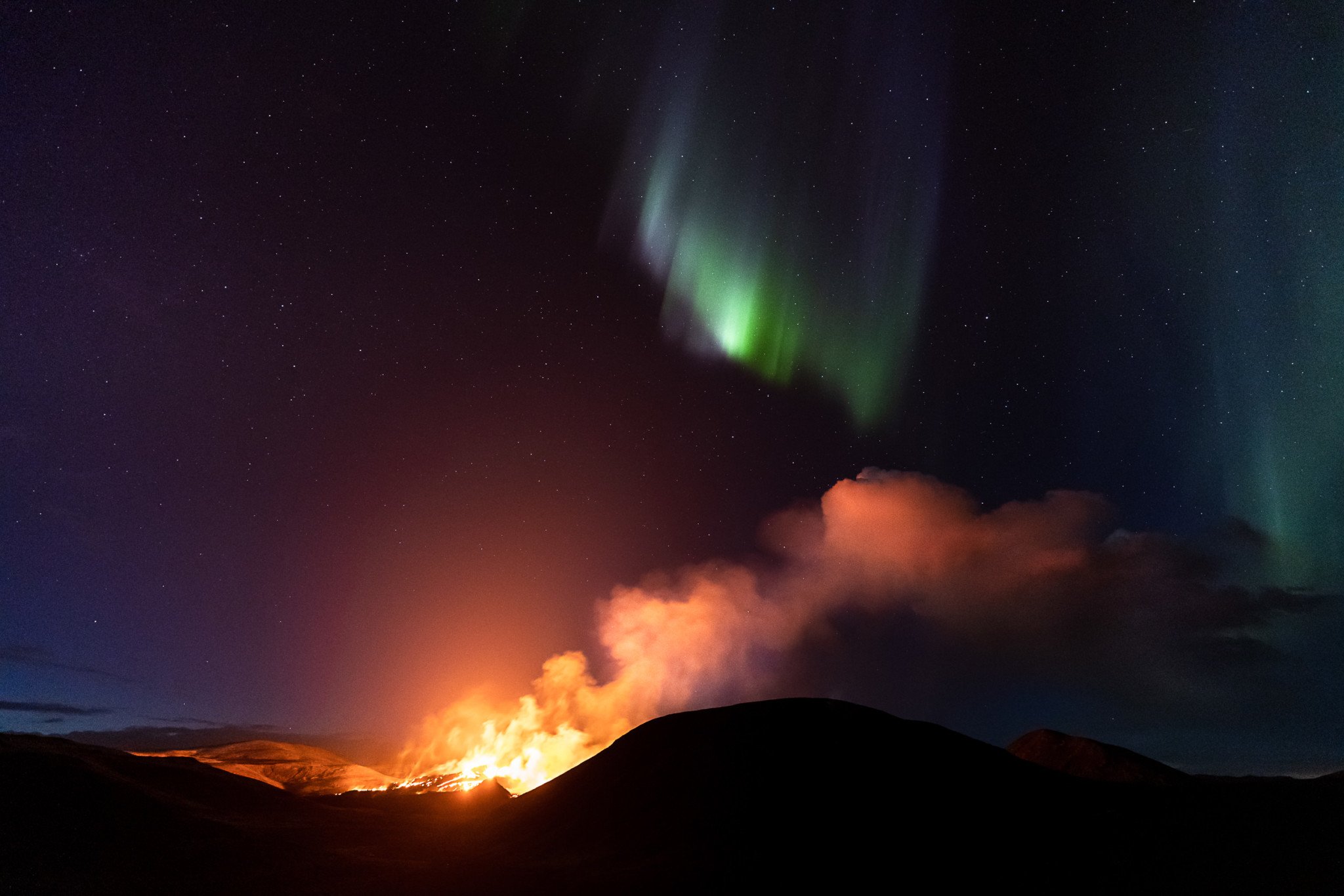 Iceland's Eruption and the Northern Lights Captured in One Photo ...