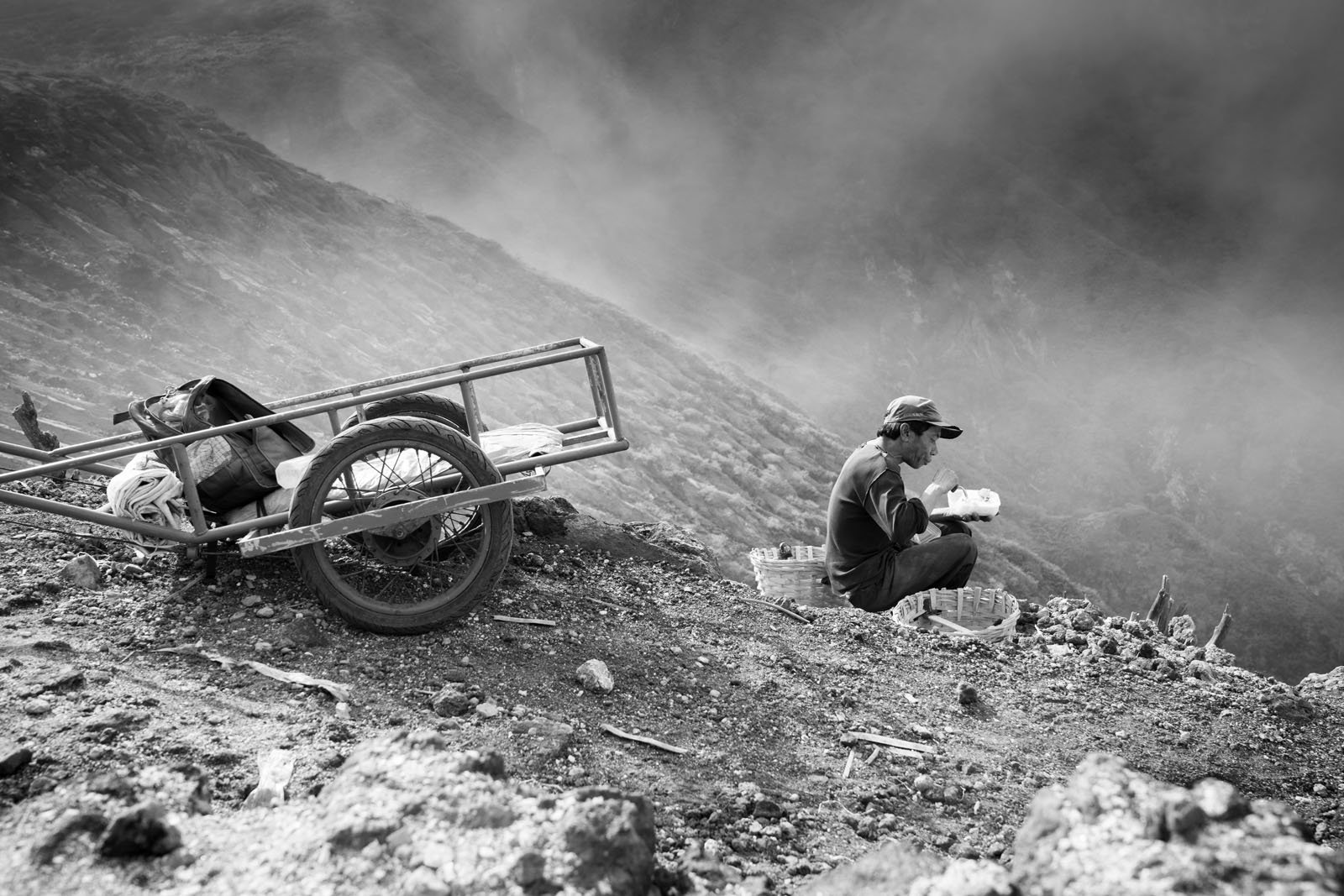 Photos of the Sulfur Miners at the Ijen Volcano in Indonesia | PetaPixel