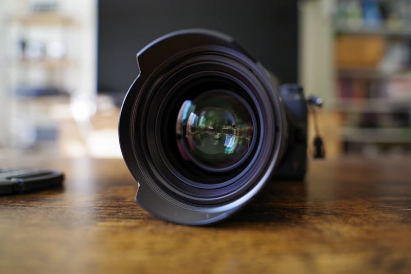 Das Laowa Argus 45mm f/0.95 FF montiert auf einer Kamera und auf einem Tisch sitzend
