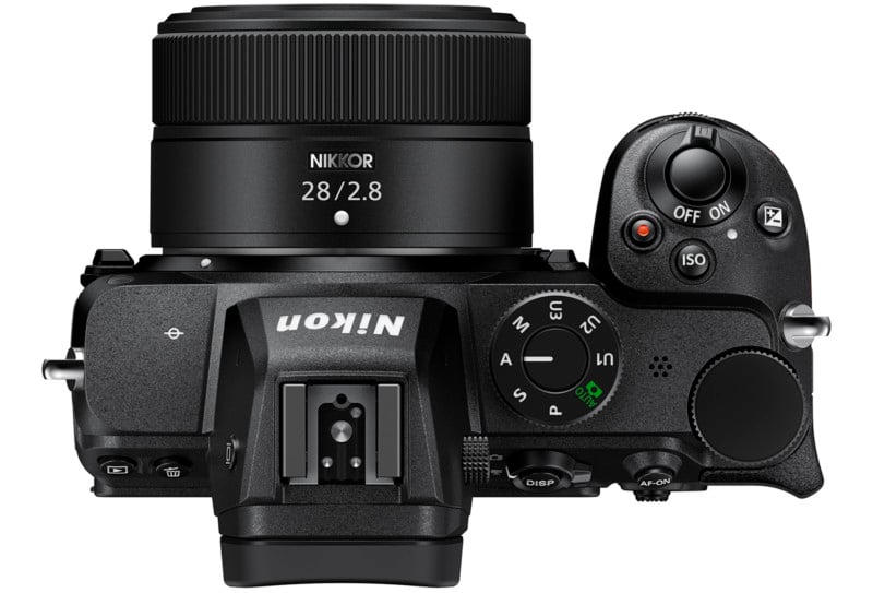 ה-Nikon 28mm f/2.8 מחובר ל-Nikon Z5, מבט מלמעלה