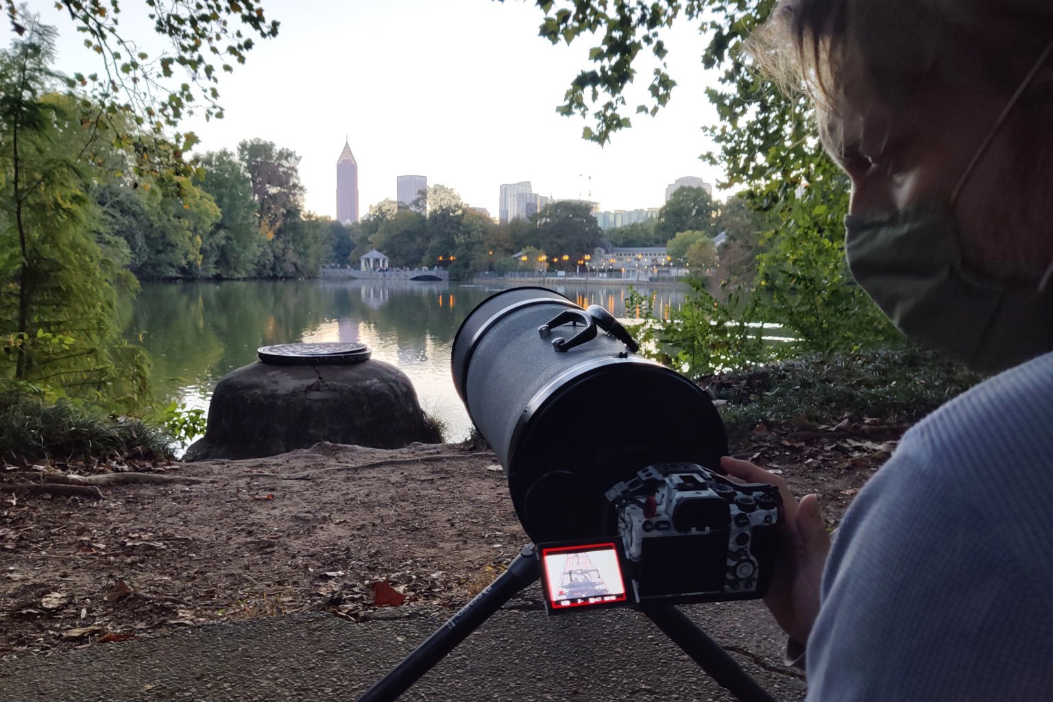 Ống kính phản xạ Nikon 1000mm khi hướng vào một chủ thể cách 2,5km