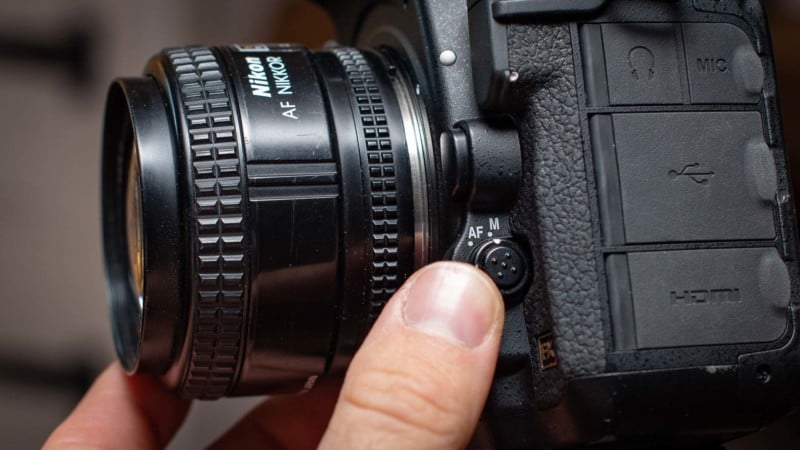Manually focusing a wide-angle lens