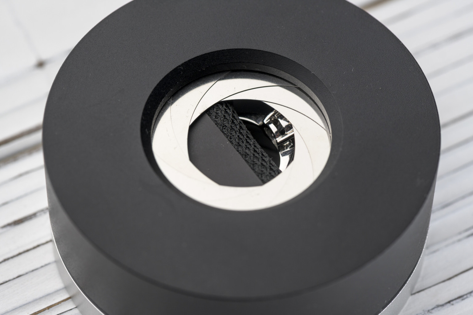 This Ring Box Opens Like the Aperture of a Camera Lens | PetaPixel
