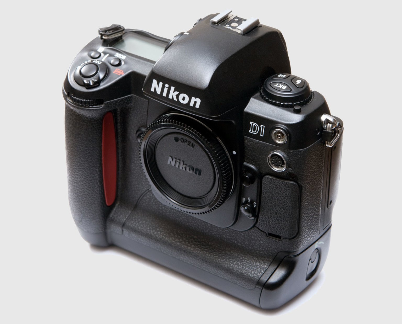 Máy ảnh Nikon D1 DSLR nguyên gốc được phát hành vào tháng 6/1999