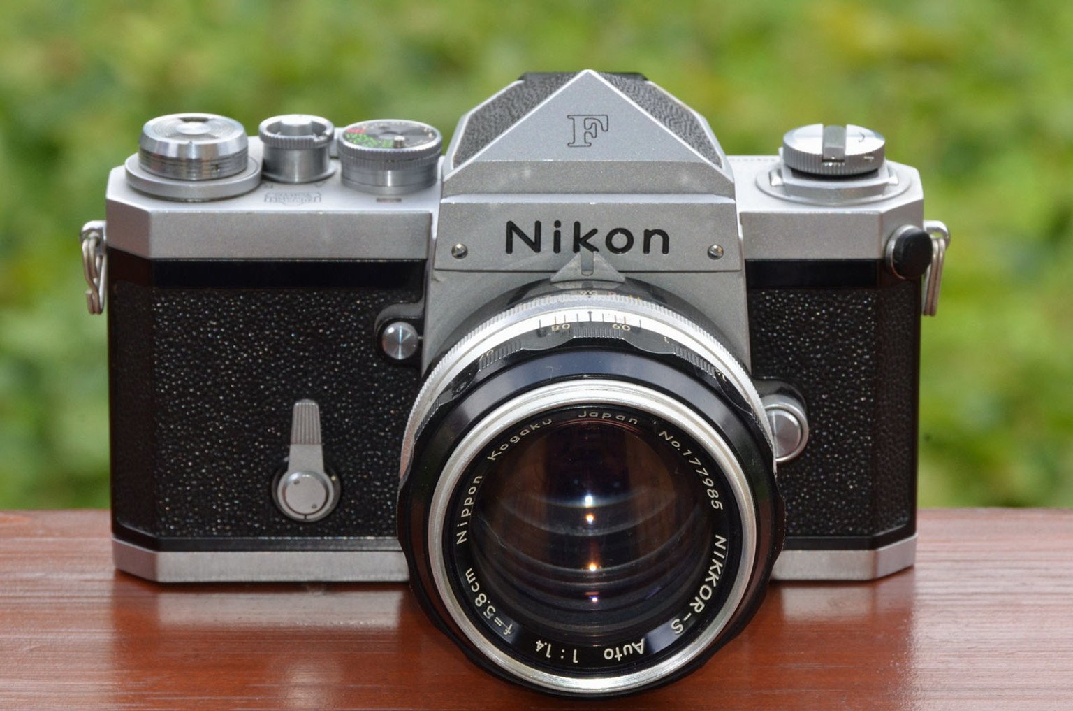 Nikon F ra mắt vào tháng 4 năm 1959
