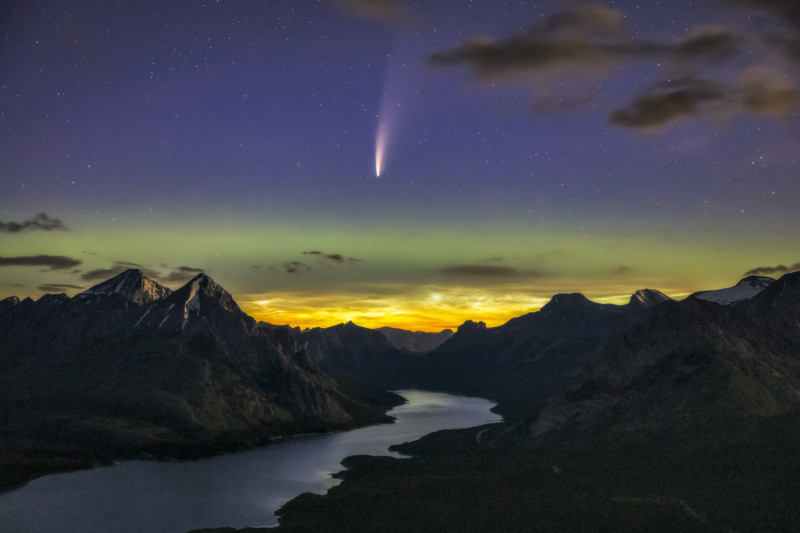 Comet Neowise over the mountains with the sunrise