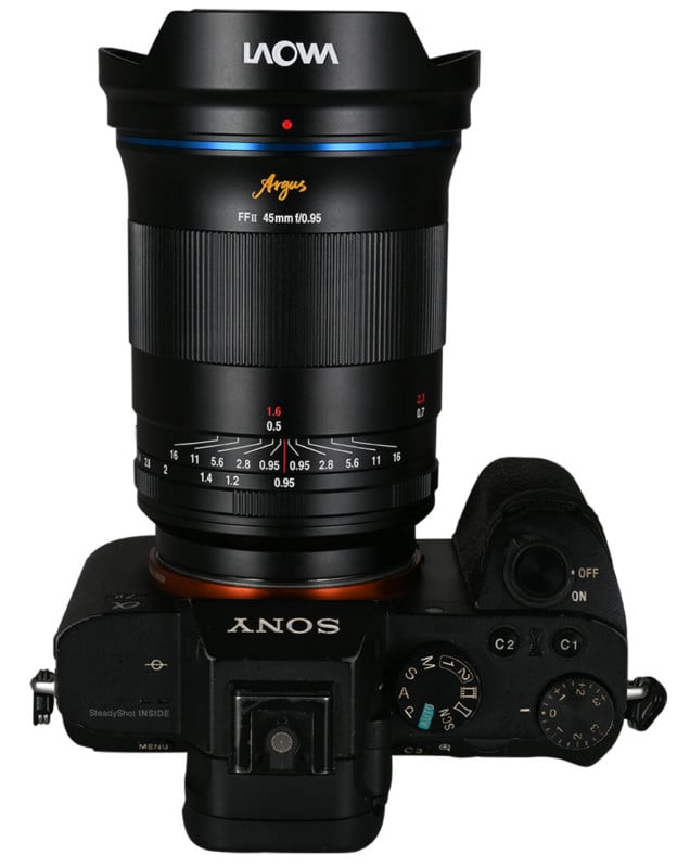 Ống kính Venus Optics Laowa Argus 45mm f / 0.95 FF gắn trên máy ảnh Sony
