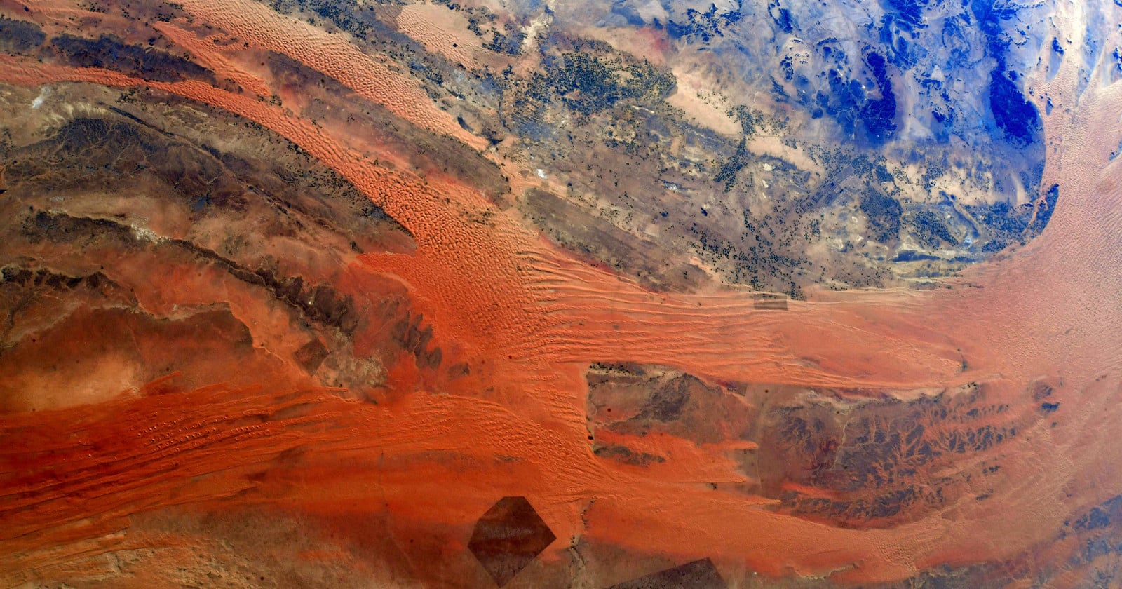 Astronaut's Photos From the ISS Make Earth Look Like a Painting