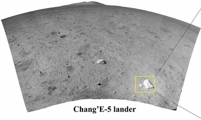 Širokoúhlý snímek zobrazující část měsíce analyzovanou na vodu čínským lunárním přistávacím modulem Chang'e 5.