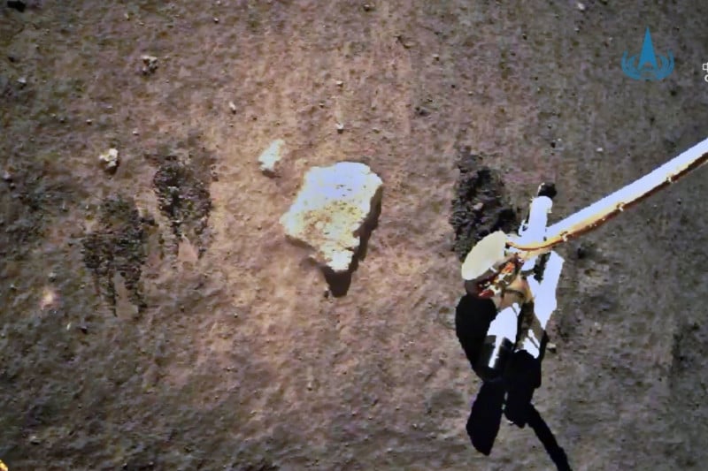 Una foto de la roca y el suelo en el lugar de aterrizaje que fueron analizados y recolectados por el módulo de aterrizaje.