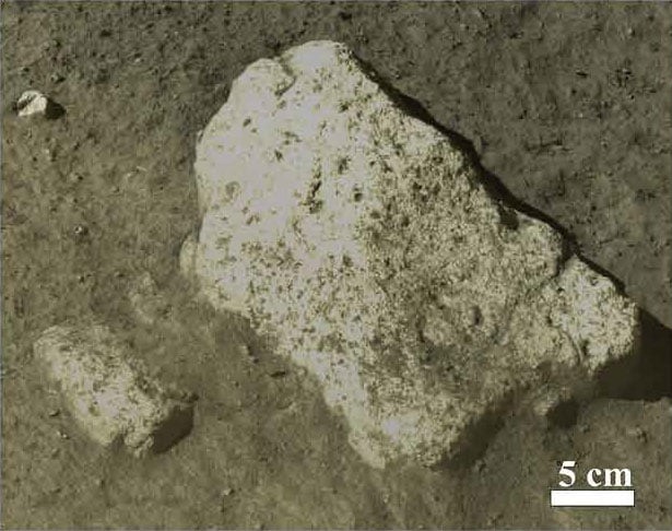 Una imagen de primer plano del suelo y las rocas analizadas con un espectrómetro de minerales lunares a bordo del módulo de aterrizaje