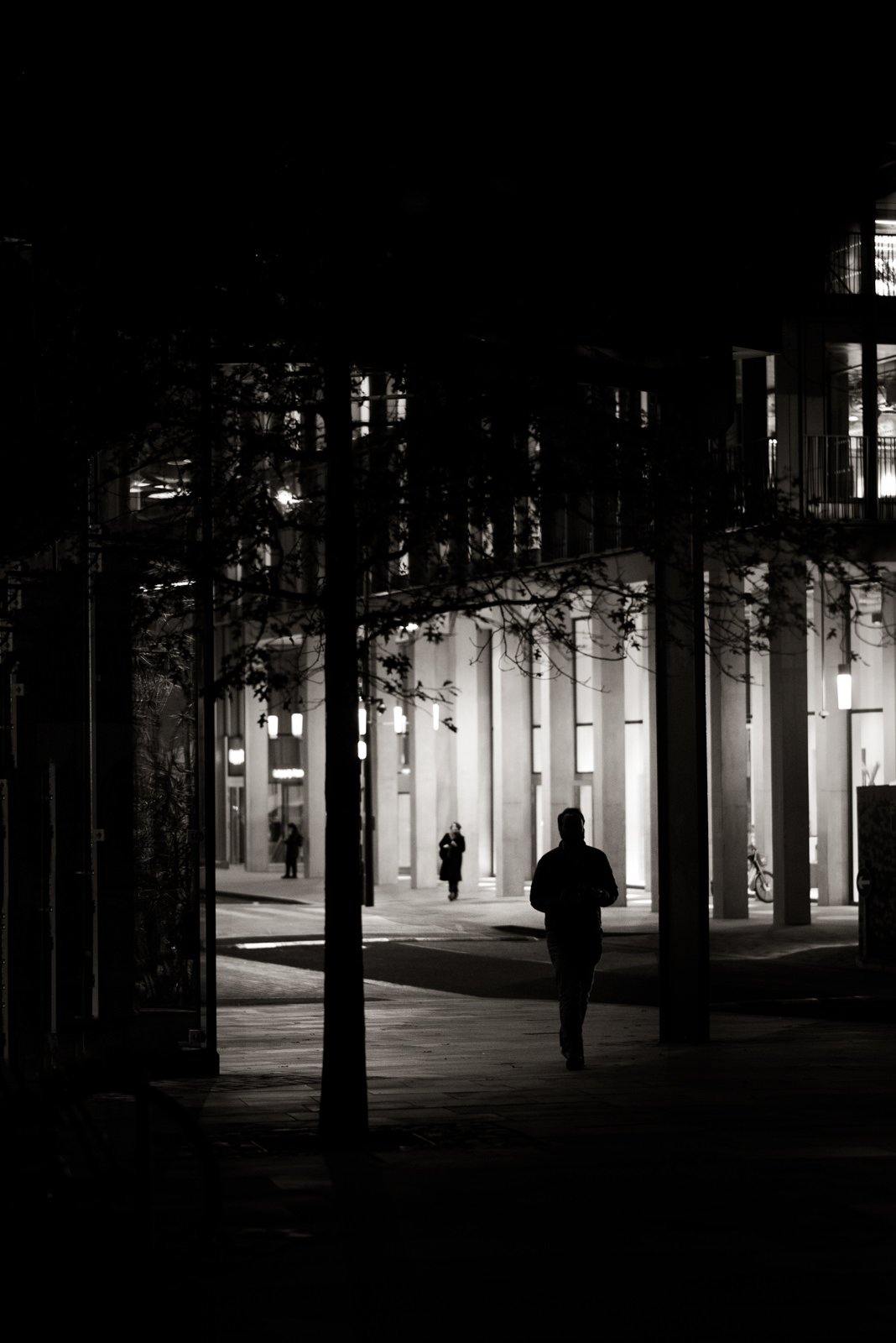 Un homme marchant dans une rue de Londres