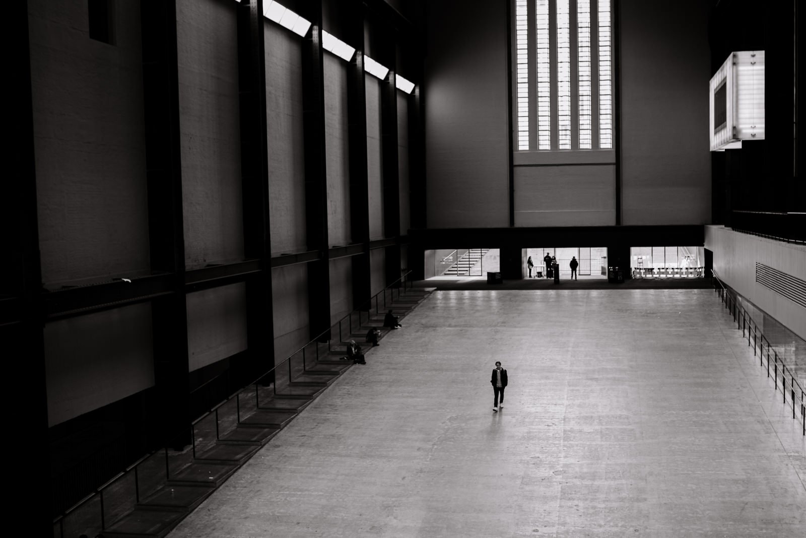 Un touriste dans un musée londonien