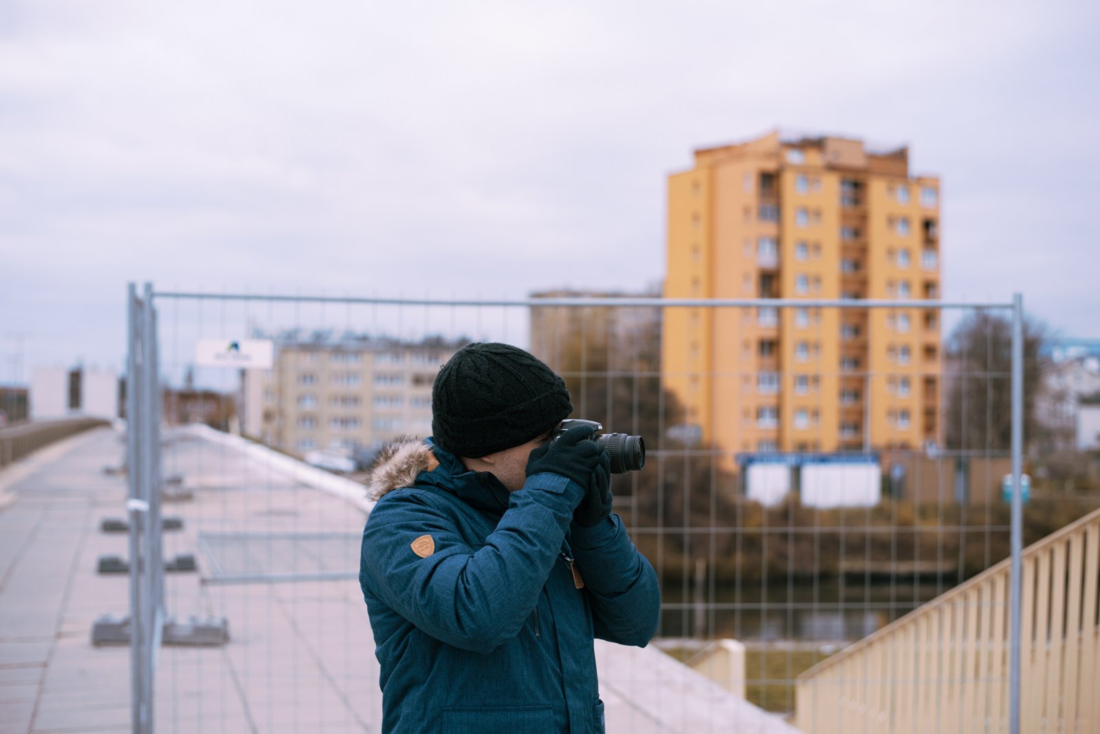 Un jeune homme utilisant le Nikon D3200 pour la photo de rue.