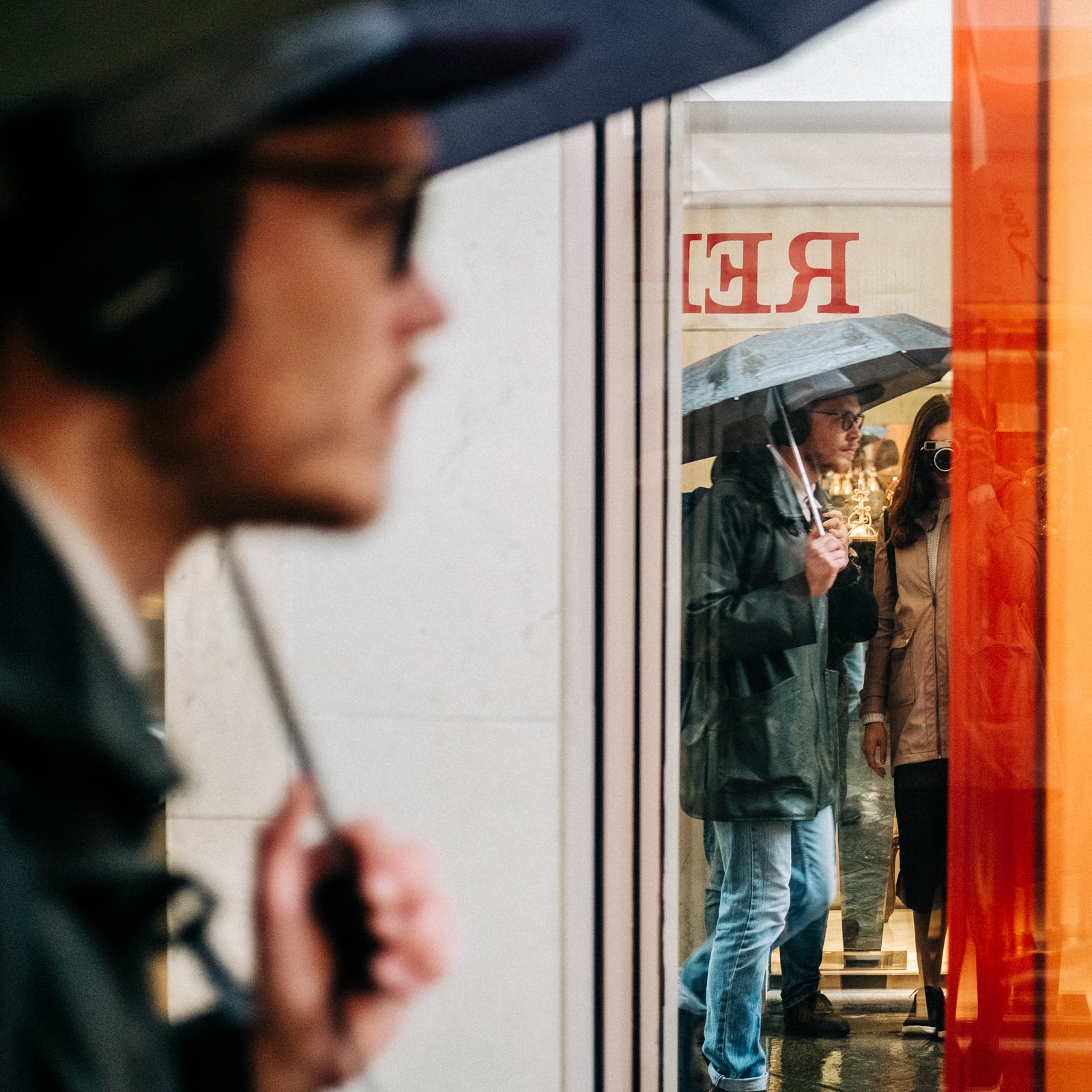 Un homme avec un parapluie marchant à Venise