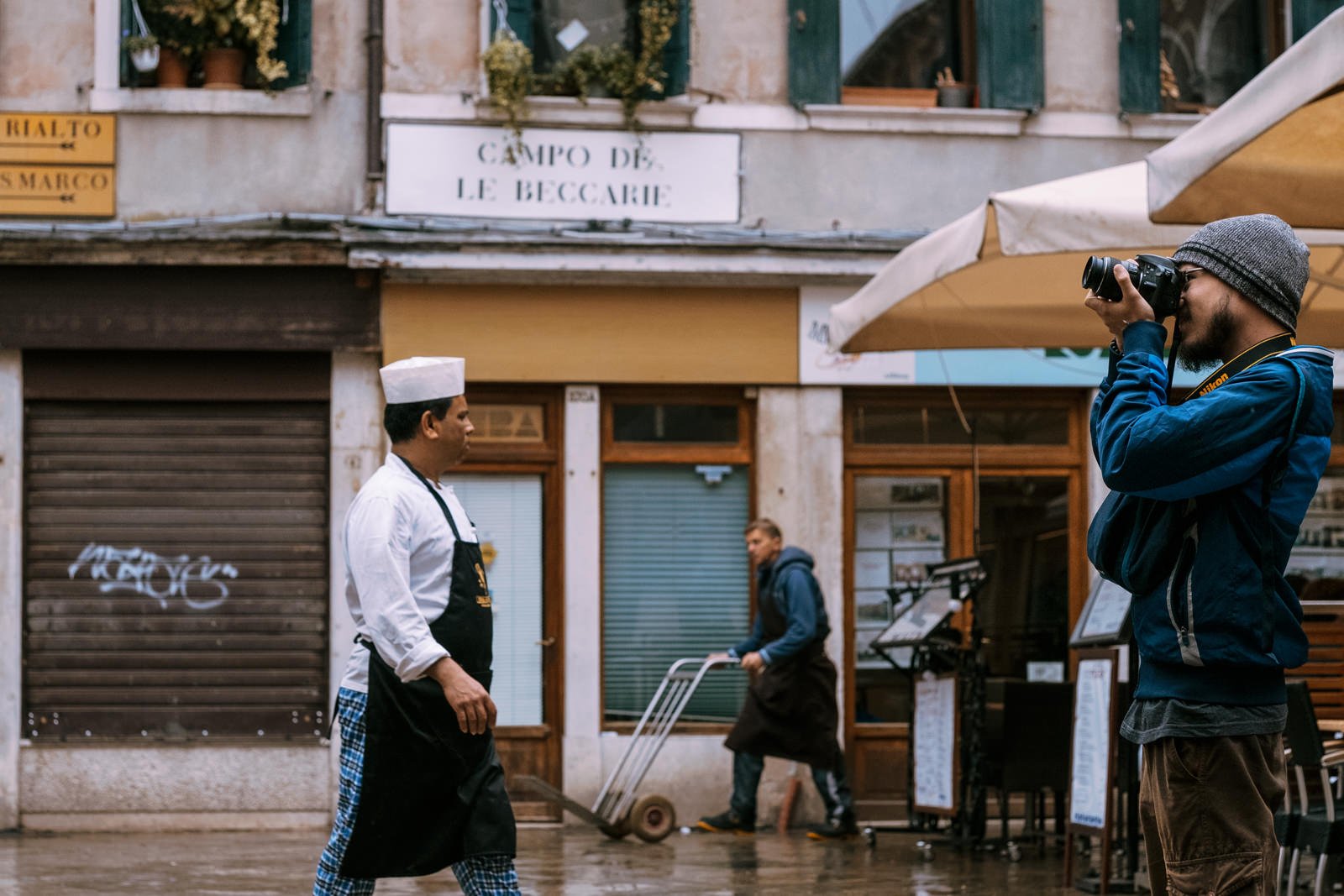 Un jeune homme faisant de la photographie de rue à Venise