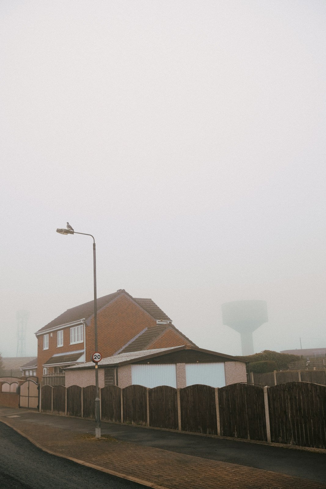 Une rue brumeuse en Angleterre