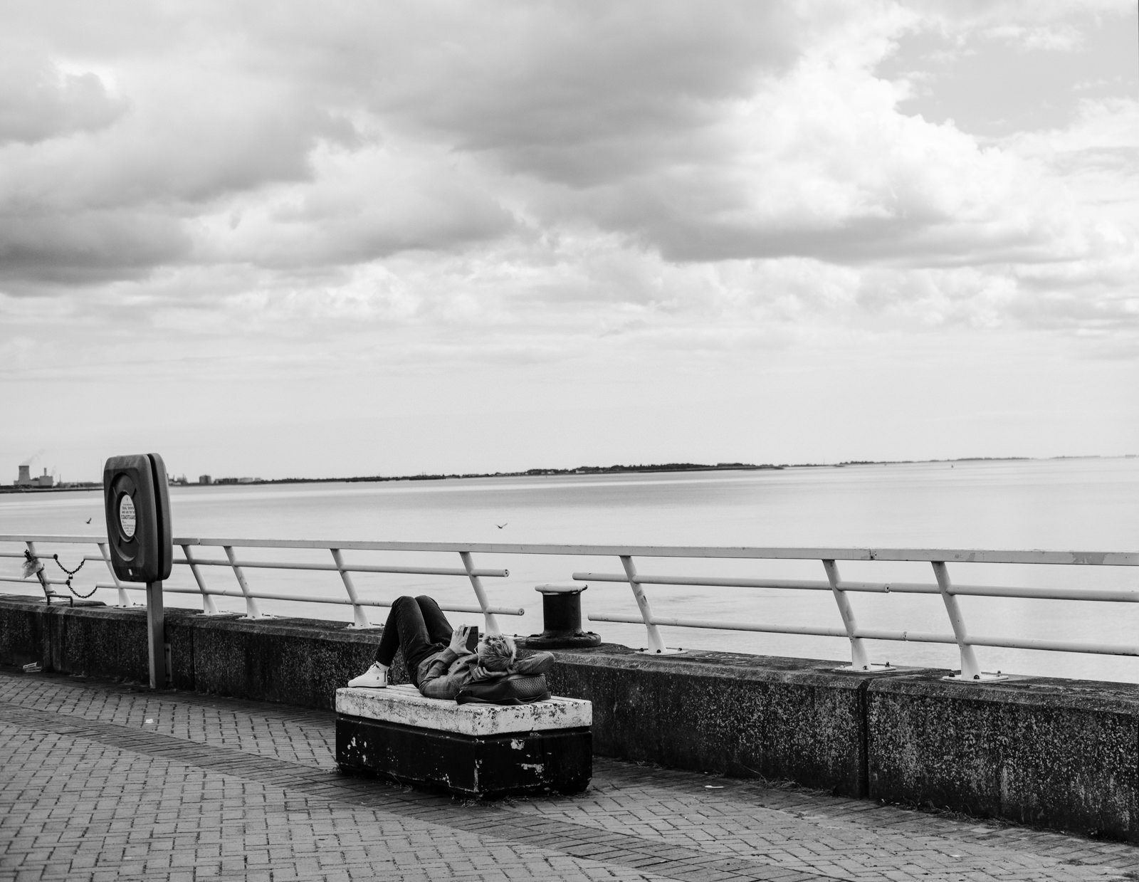 Un homme allongé sur un banc à Hull