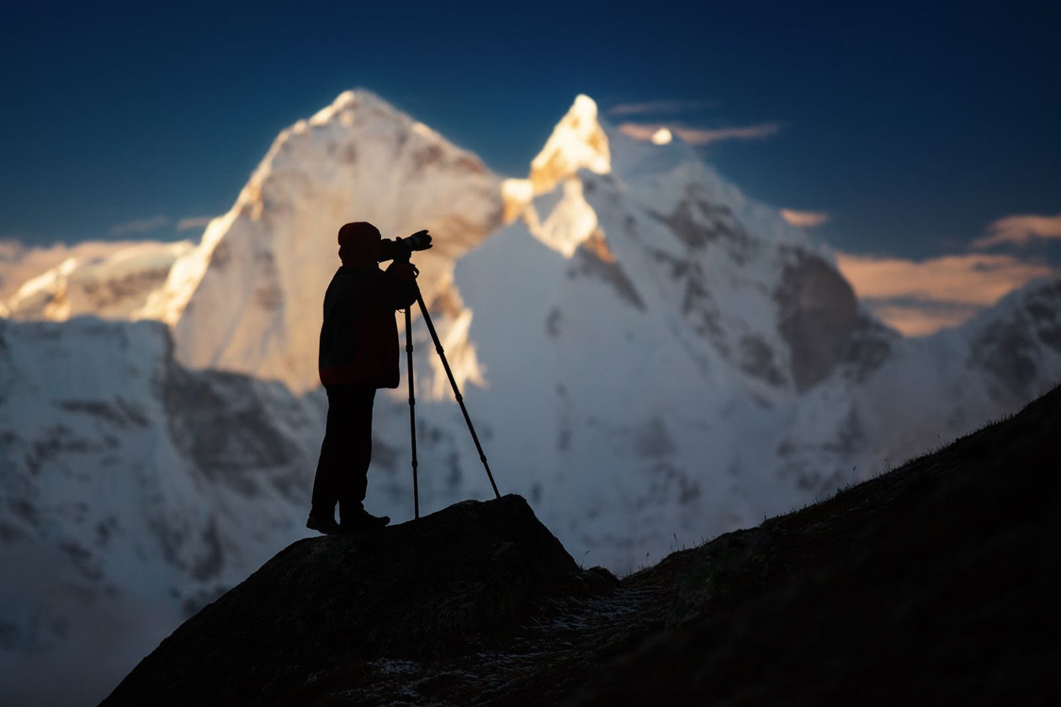 Фотограф фотографирует горы