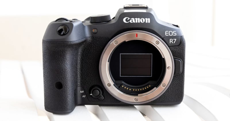 Appareil photo Canon EOS R7.