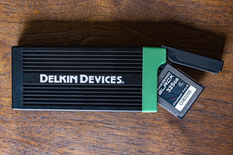Delkin Devices Carte CFexpress dans le lecteur