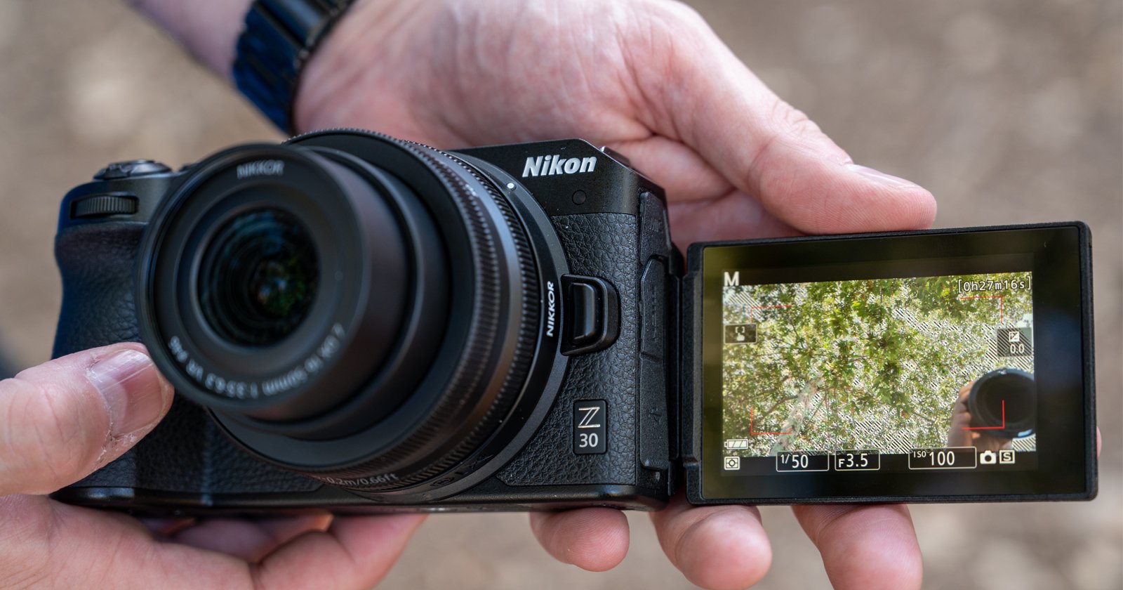 Nikon Z30 - do we need a viewfinder? Review and a street test in Prague 