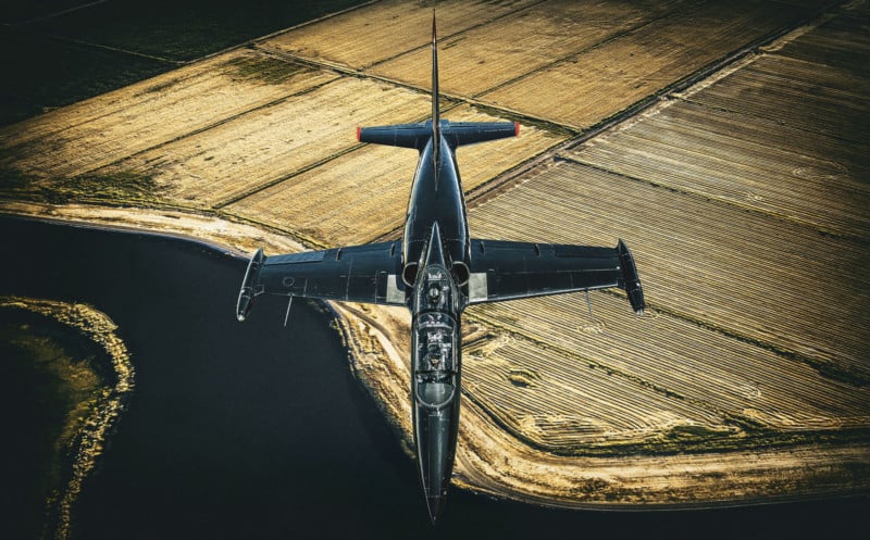 Photographer Recreated The Iconic Top Gun Jet-to-Jet Photo Scene