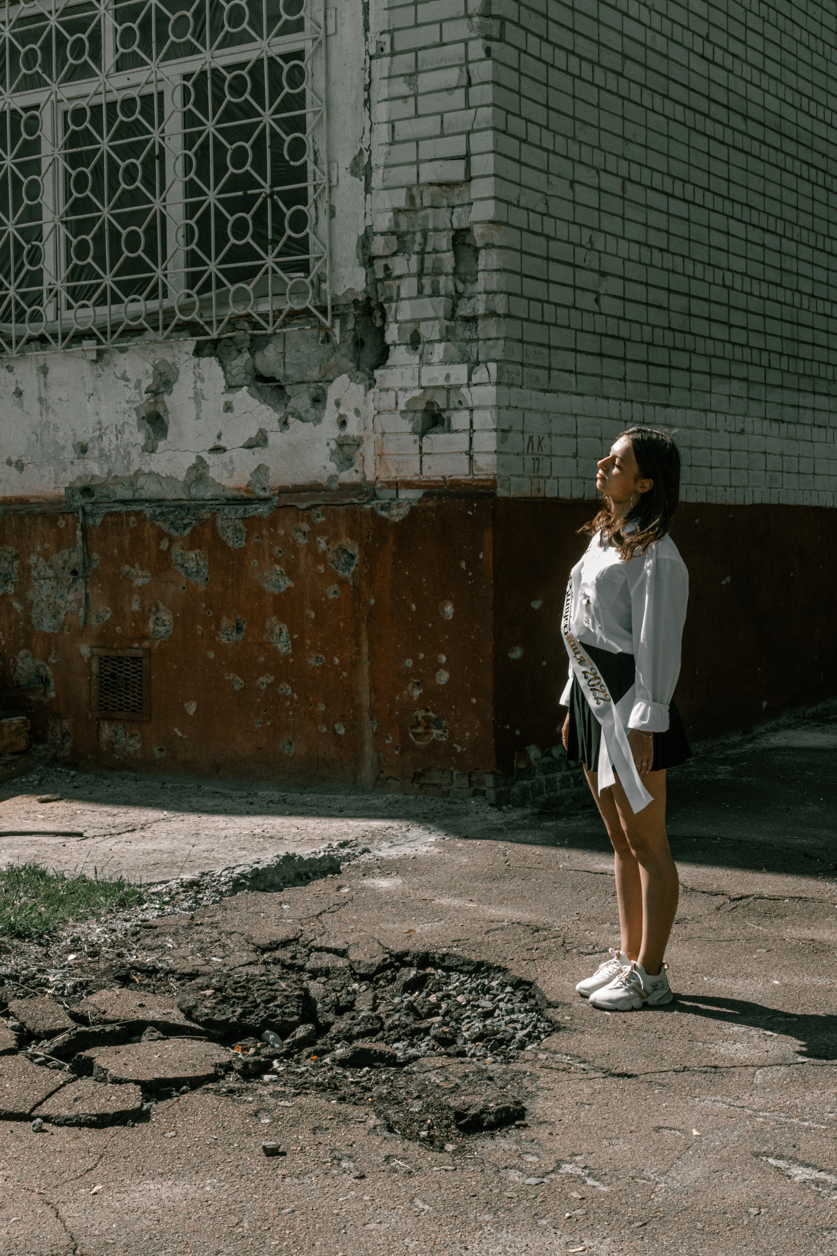 Ukrainian Students Pose for Grad Photos in the Rubble of Their School ...